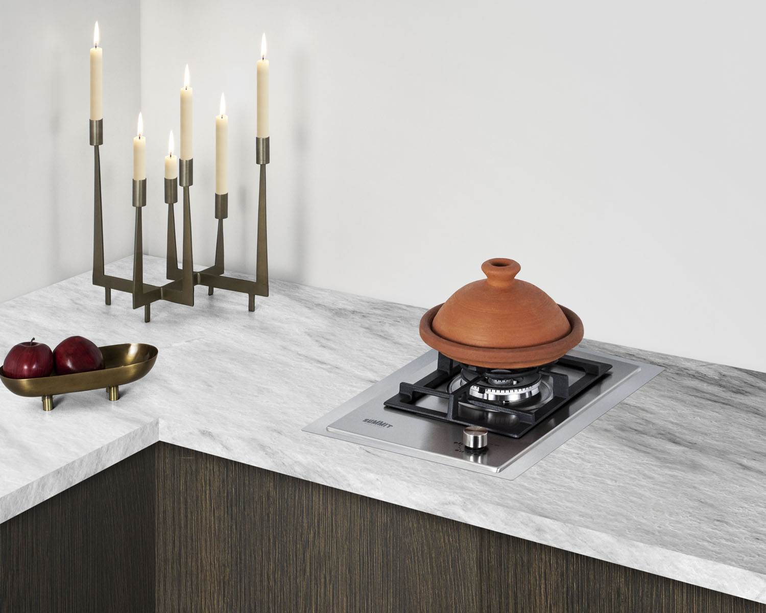 1-burner gas cooktop made in Italy with a sealed dual-burner, cast iron grate, 304 grade stainless steel surface, and stainless steel trim kit to cover 15